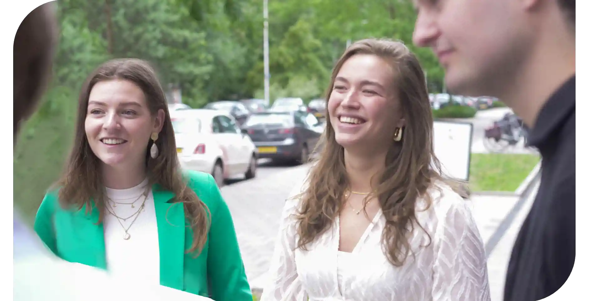 Twee vrouwelijke student consultants lachen in een gesprek