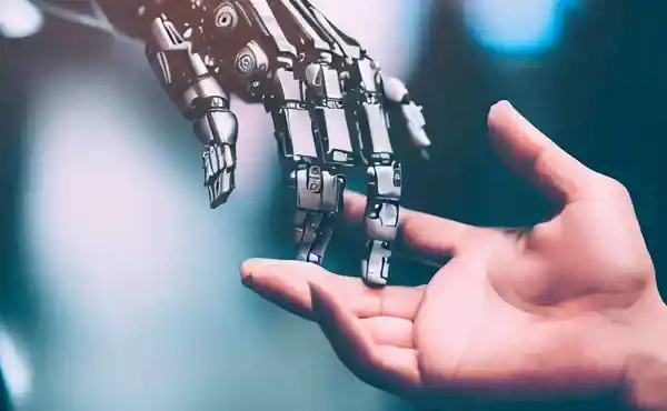 Mens en Robot reiken elkaar de hand