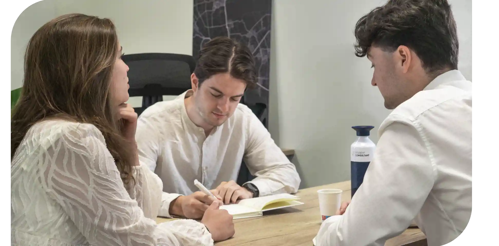 Drie Student Consultants werken aan bedrijfsadvies