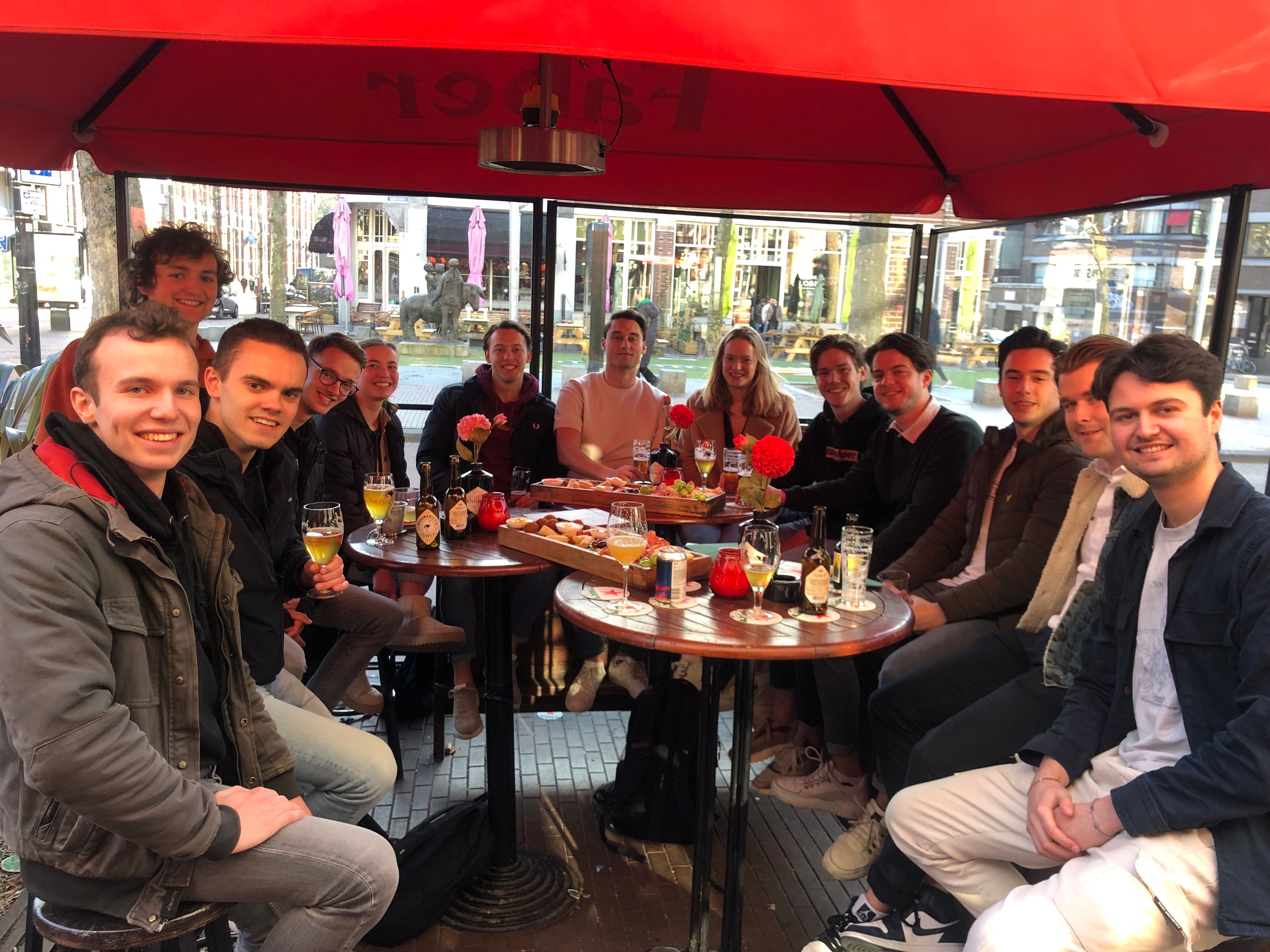 Groepsfoto Student Consultants op het terras